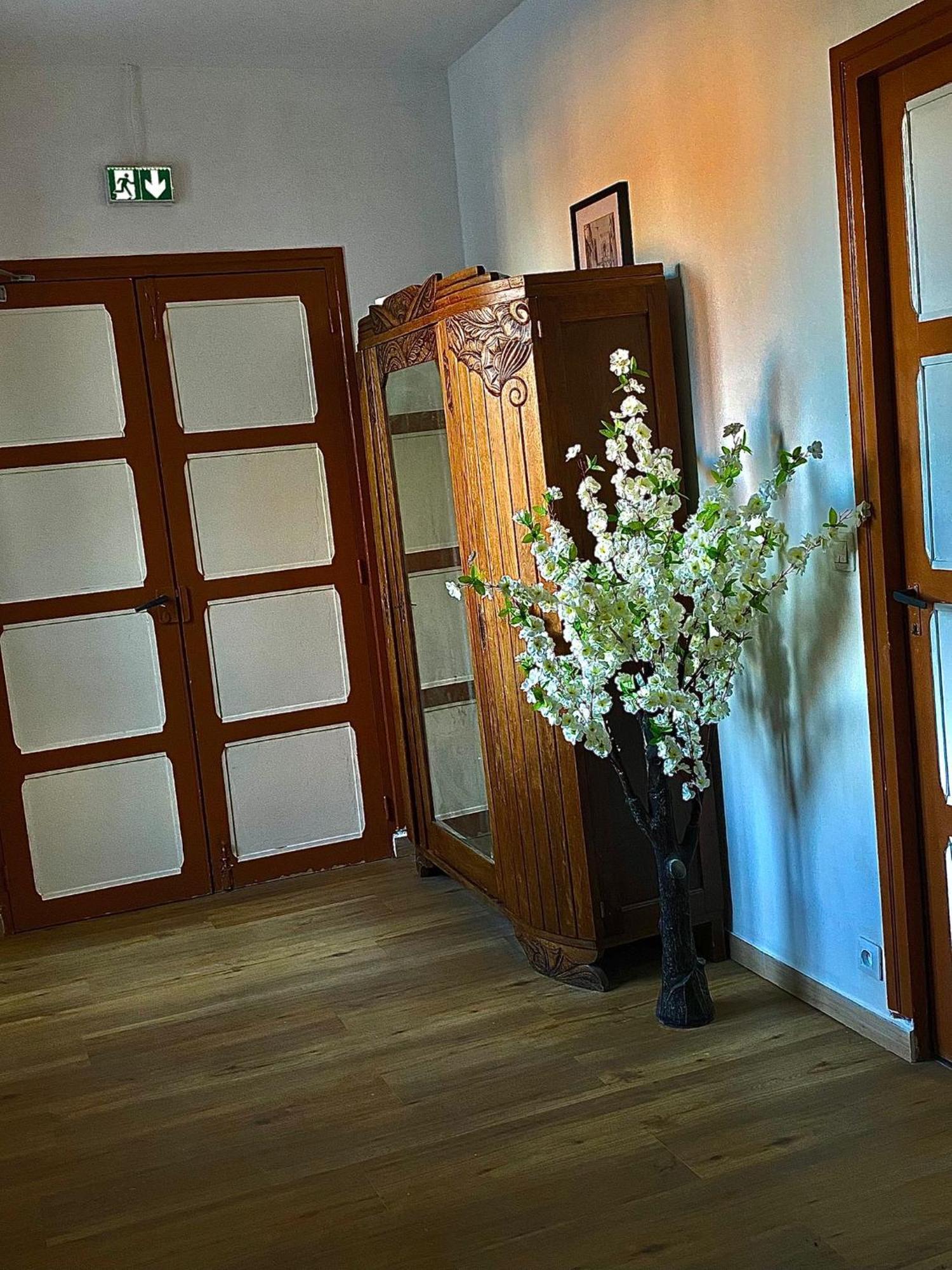 Hotel & Restaurant Isvara Breteuil Exterior photo